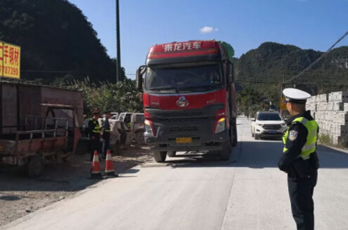 圖為超載車輛過地磅稱重現(xiàn)場(chǎng)