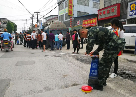 圖為事故現(xiàn)場(chǎng)消費(fèi)武警正在調(diào)查